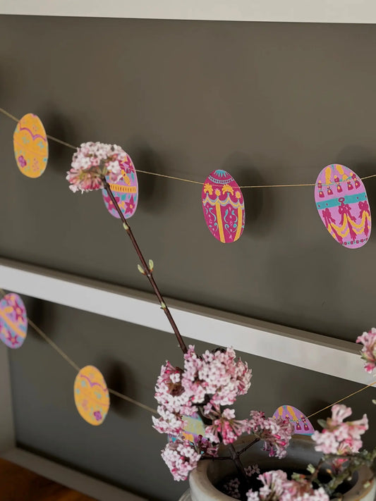 Aufgehängte Girlande mit Ostereiern.