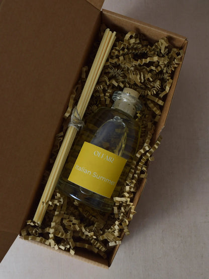 Raumduft mit gelber Etikette mit Stäbchen in einer Box.