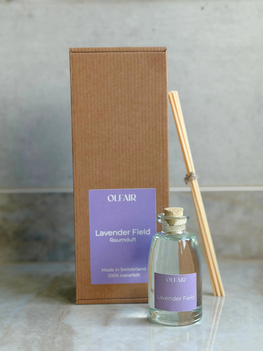 Kleiner Raumduft Lavender Field 100ml in Flasche mit Stäbchen vor einem Marmor Hintergrund