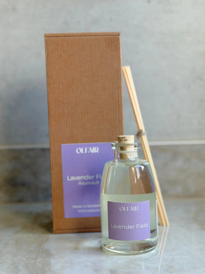 Grosser Raumduft Lavender Field 100ml in Flasche mit Stäbchen vor einem Marmor Hintergrund