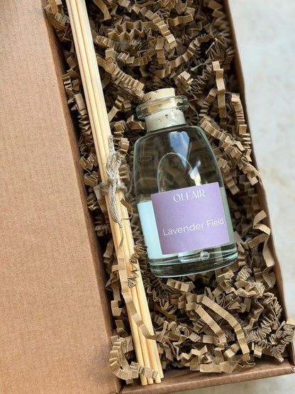 Raumduft mit violettem Etikette mit Stäbchen in einer Box.