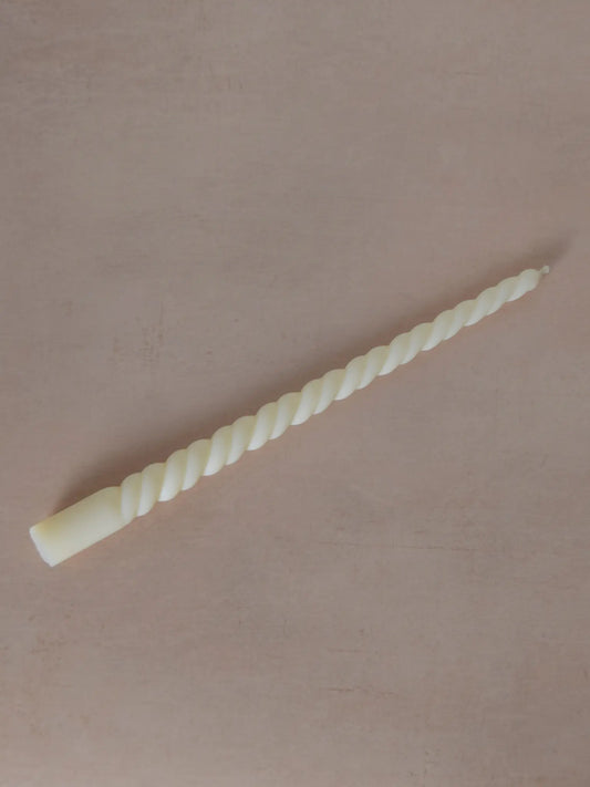 Eng gedrehte Stabkerze auf einem hellen Hintergrund