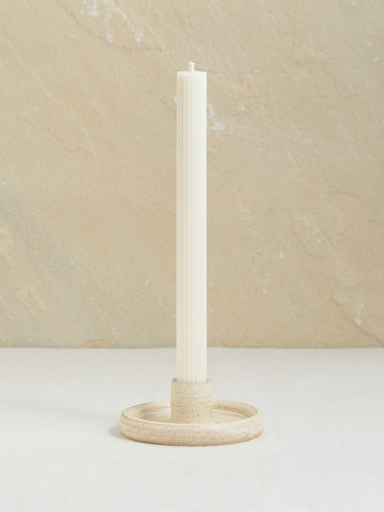 Filigrane Stabkerze mit feinen Längsrillen, in naturweiss