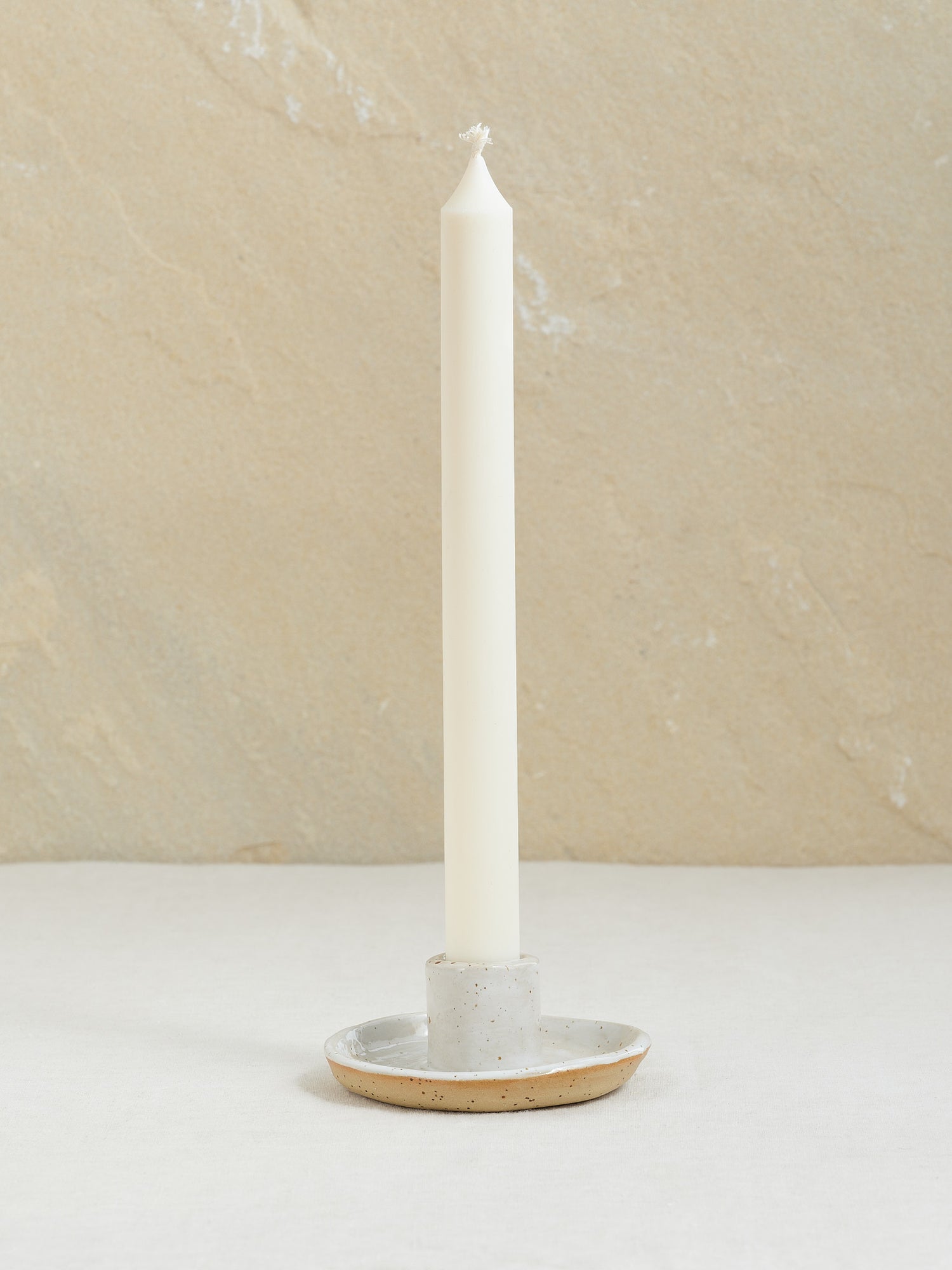 Elegante Stabkerze mit zeitloser glatter Form, in naturweiss