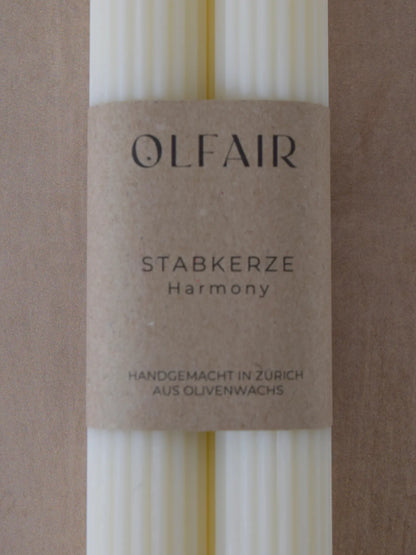 Label eines Stabkerzen-Sets vor einem beigen Hintergrund