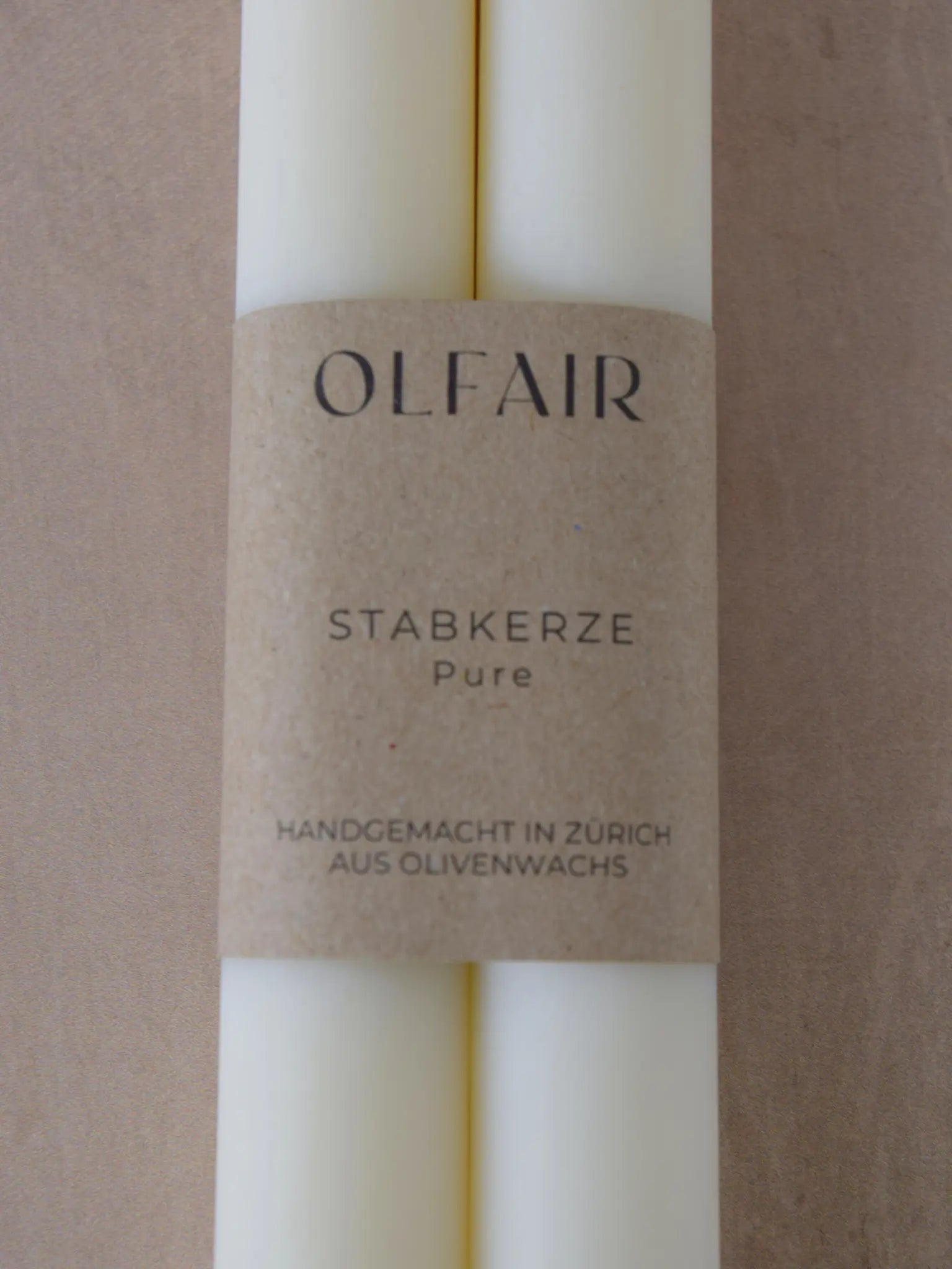 Label eines Stabkerzen-Sets vor einem beigen Hintergrund