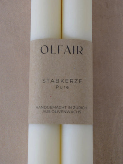 Label eines Stabkerzen-Sets vor einem beigen Hintergrund