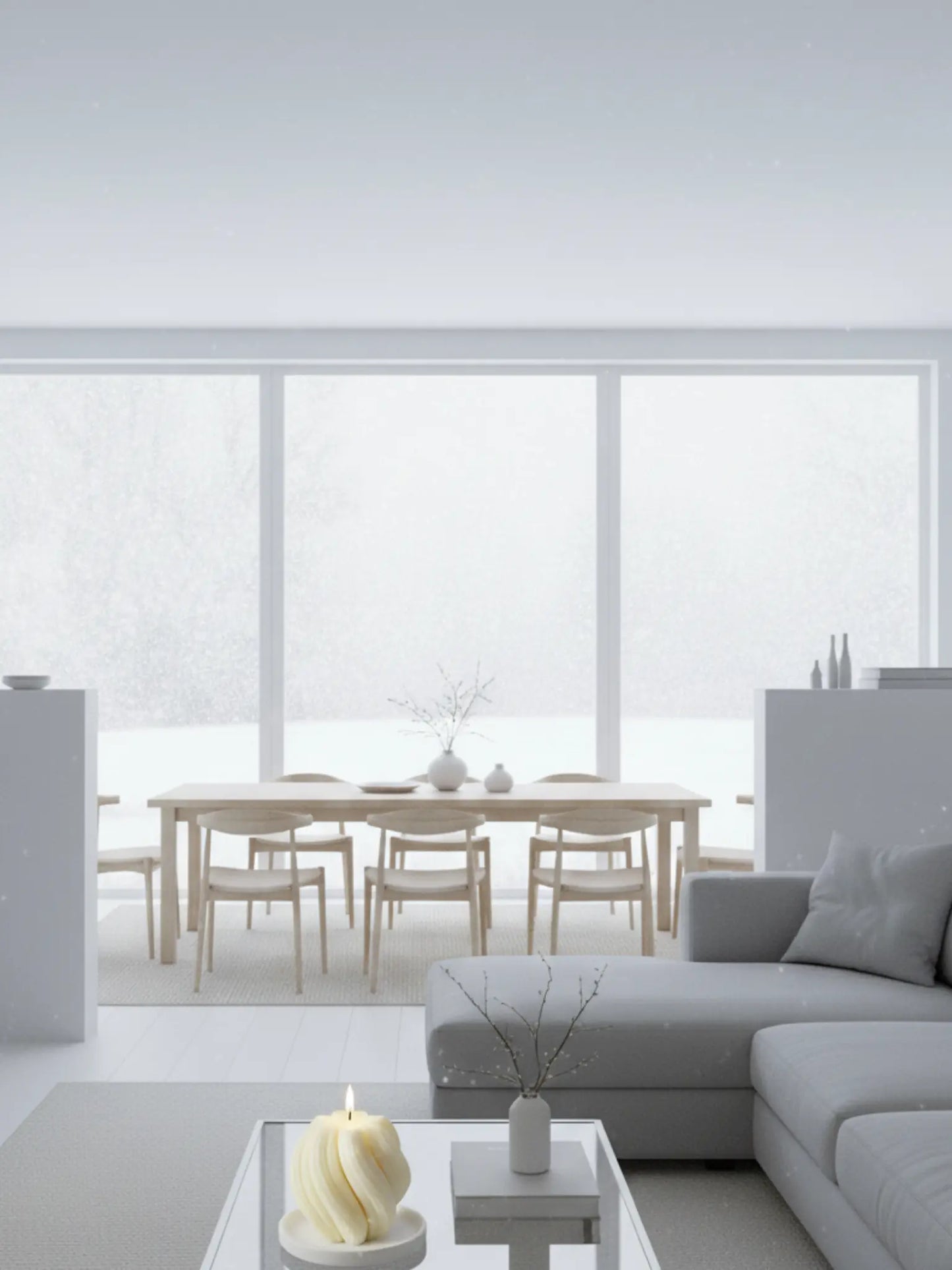 Spiralförmige Kerze in einem hellen Wohn- und Esszimmer. Die Kerze steht auf einem Couchtisch.