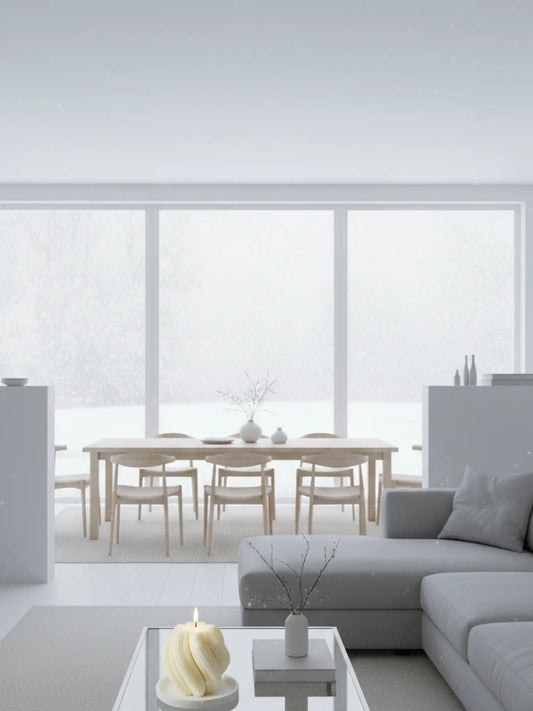 Spiralförmige Kerze in einem hellen Wohn- und Esszimmer. Die Kerze steht auf einem Couchtisch.