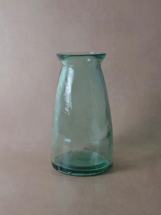 Bläuliche, grosse Vase vor einem beigen Hintergrund