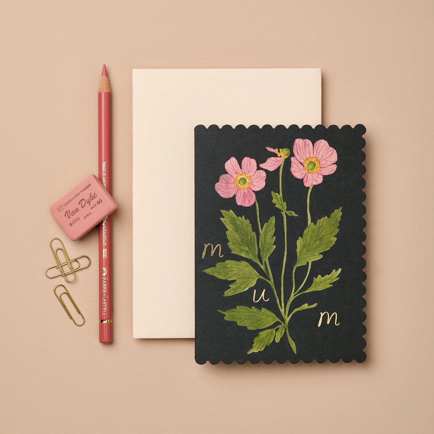 Muttertagskarte "Mum" mit einer Anemone Illustration auf einem hellen Hintergrund.