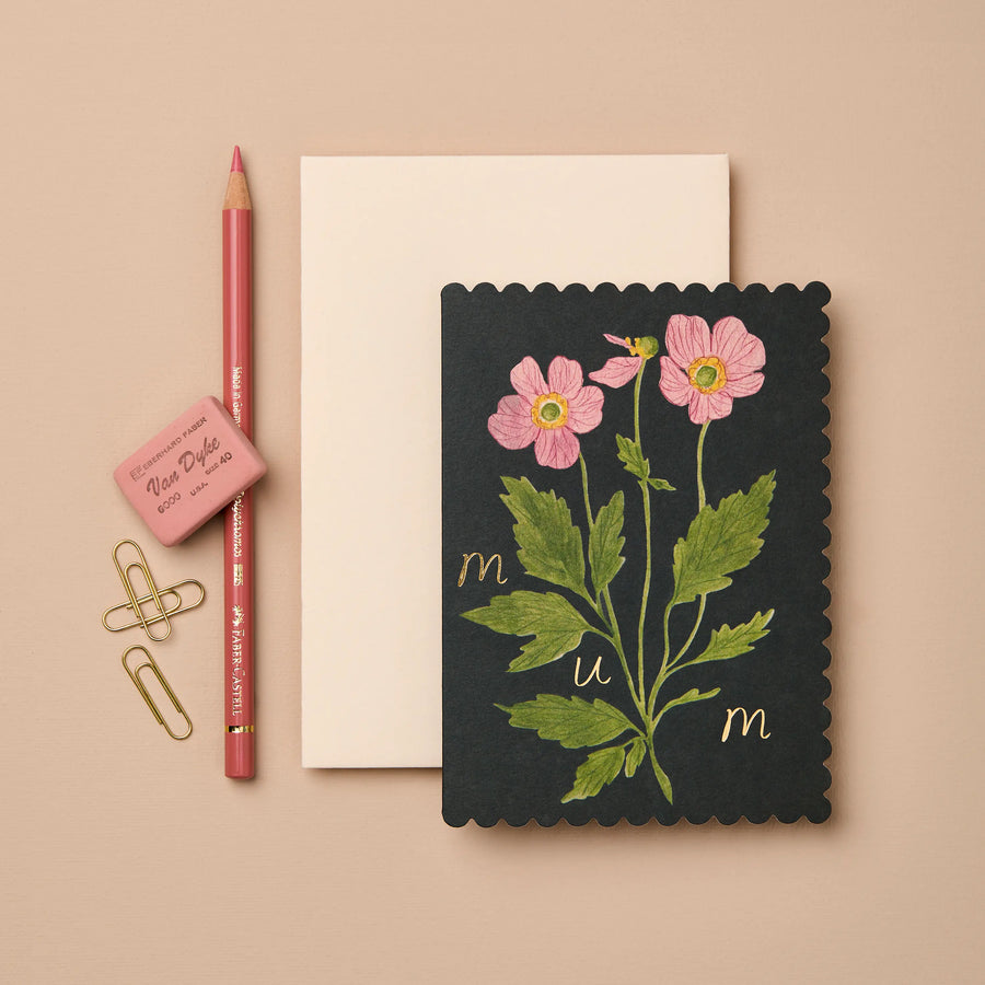 Muttertagskarte "Mum" mit einer Anemone Illustration auf einem hellen Hintergrund.