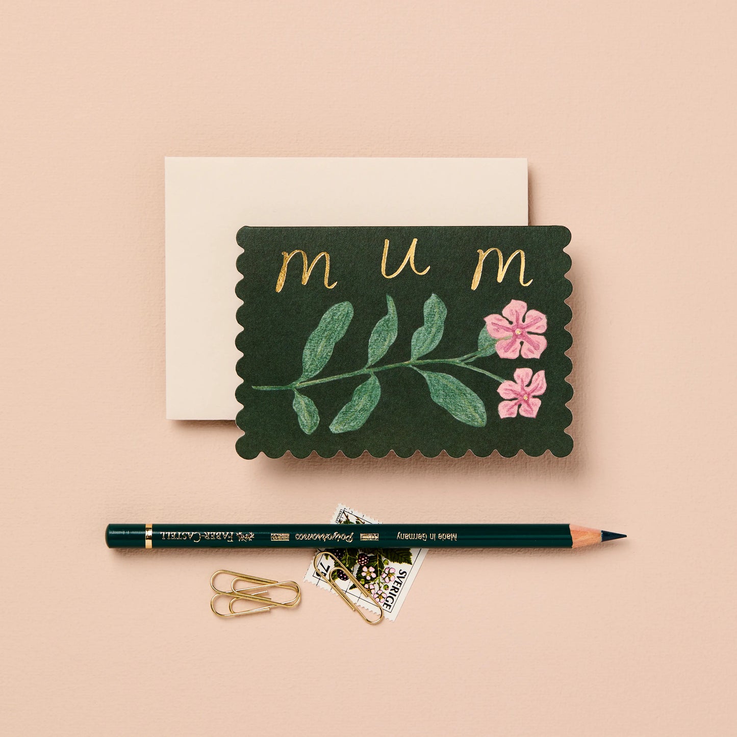 Mini Muttertagskarte "Mum" mit einer Wildblumen Illustration vor einem hellen Hintergrund.