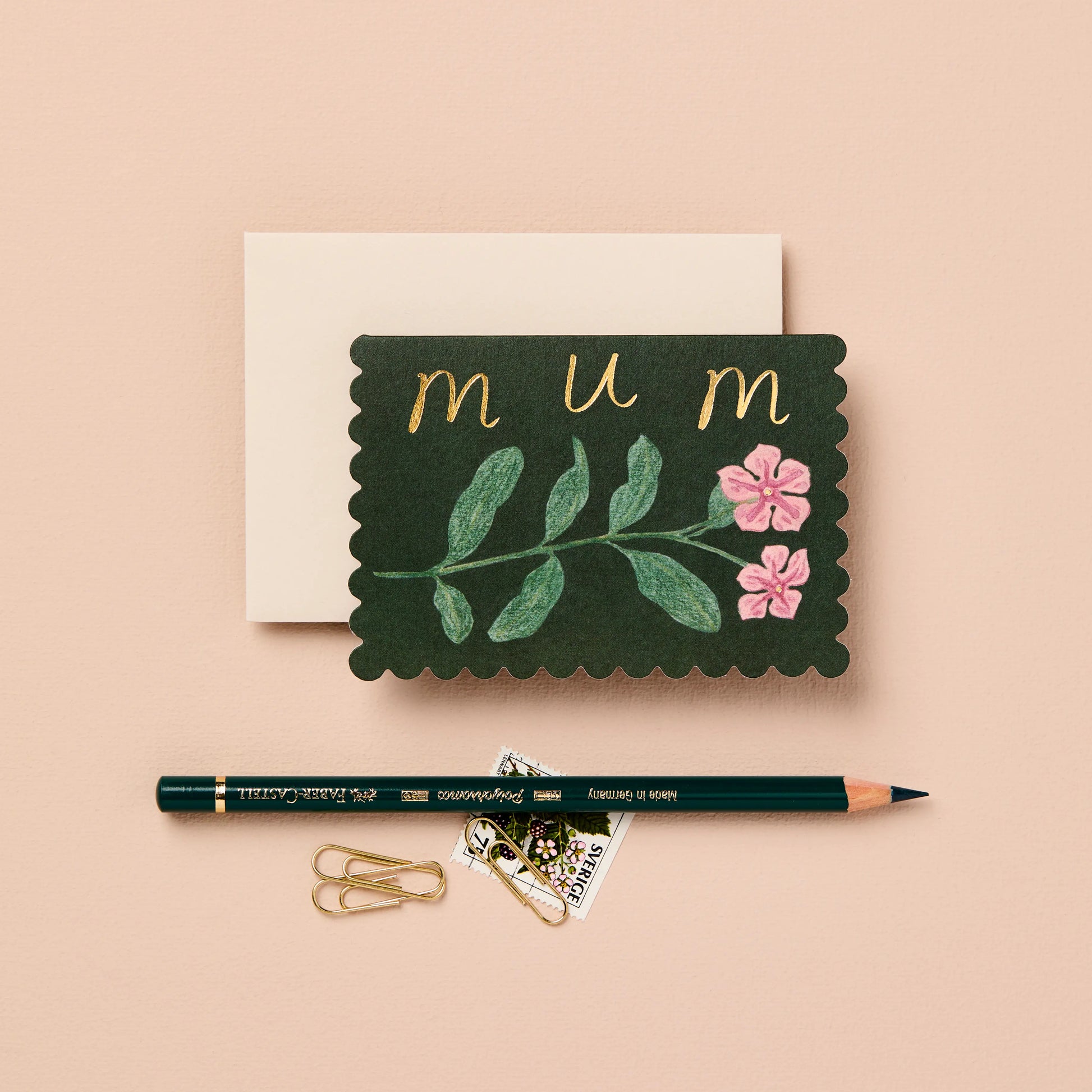 Mini Muttertagskarte "Mum" mit einer Wildblumen Illustration vor einem hellen Hintergrund.