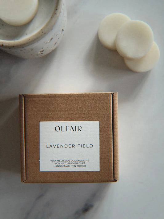 Lavender Field Duftwachs auf einem Marmor Hintergrund