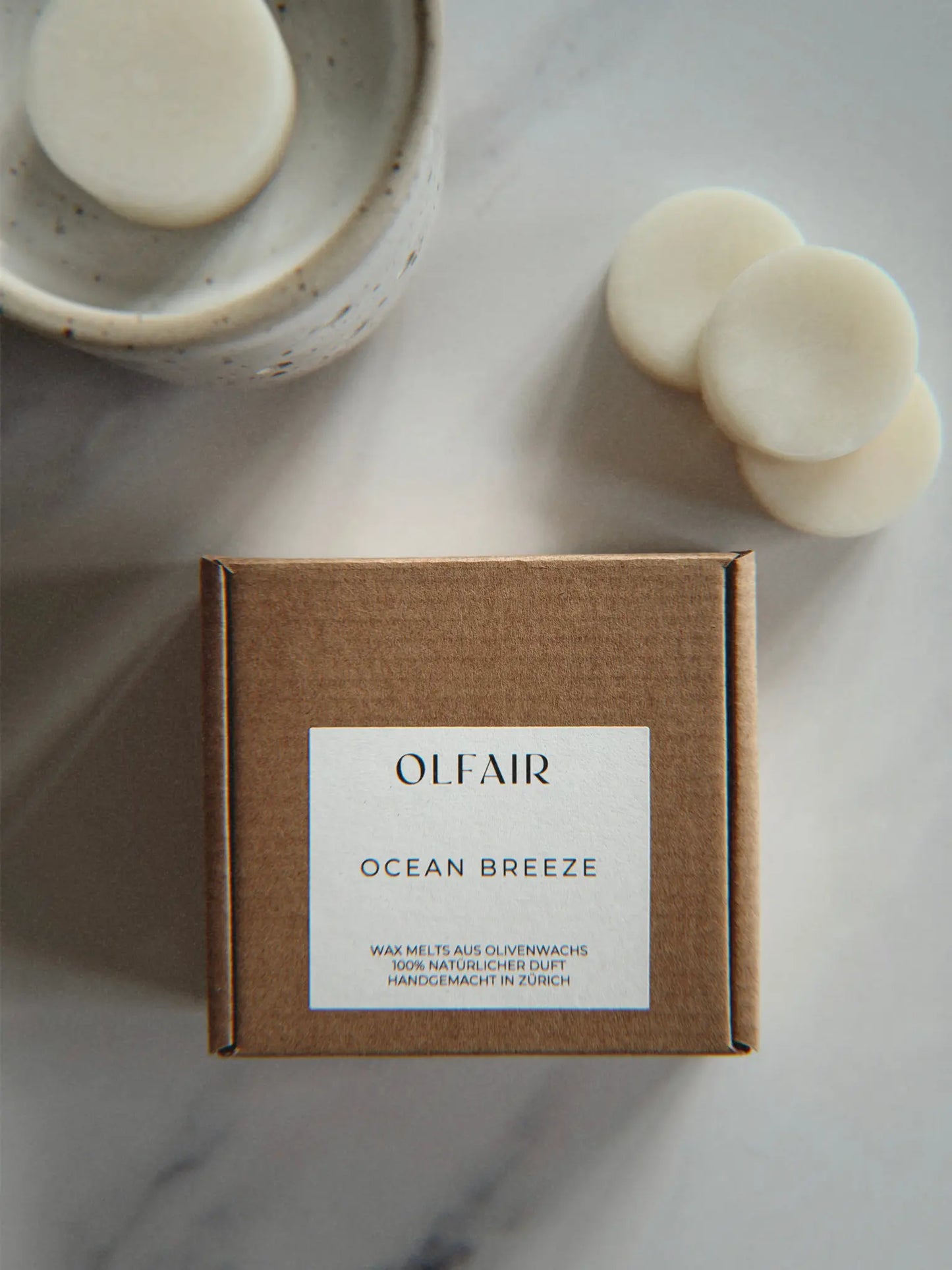 Ocean Breeze Duftwachs auf einem Marmor Hintergrund