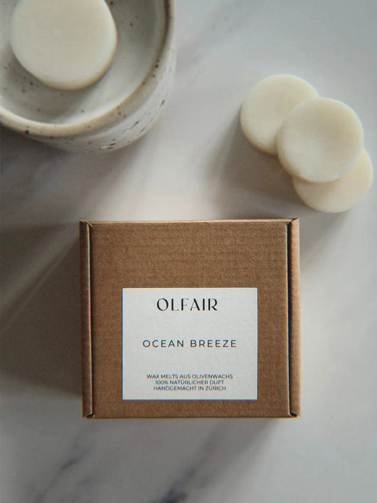 Ocean Breeze Duftwachs auf einem Marmor Hintergrund
