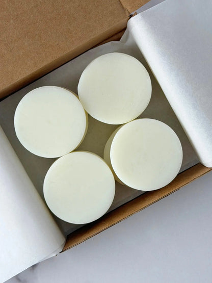 Nahaufnahme von Wax Melts in einer Kartonschachtel auf einem Marmor Hintergrund.