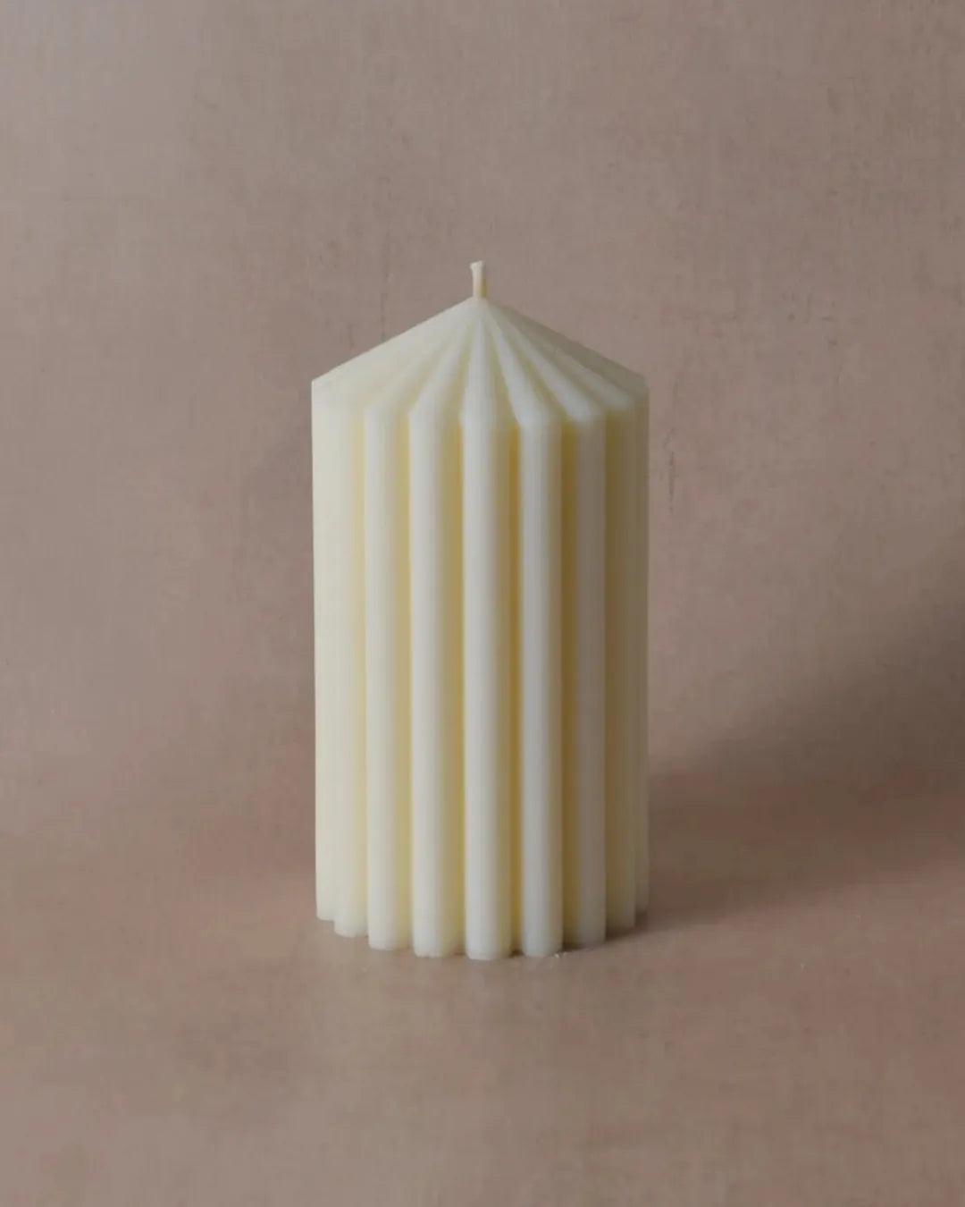 handgemachte nordic dekokerze im skandinavischen design von olfair als stilvolles wohnaccessoire aus natürlichem wachs für moderne wohnräume